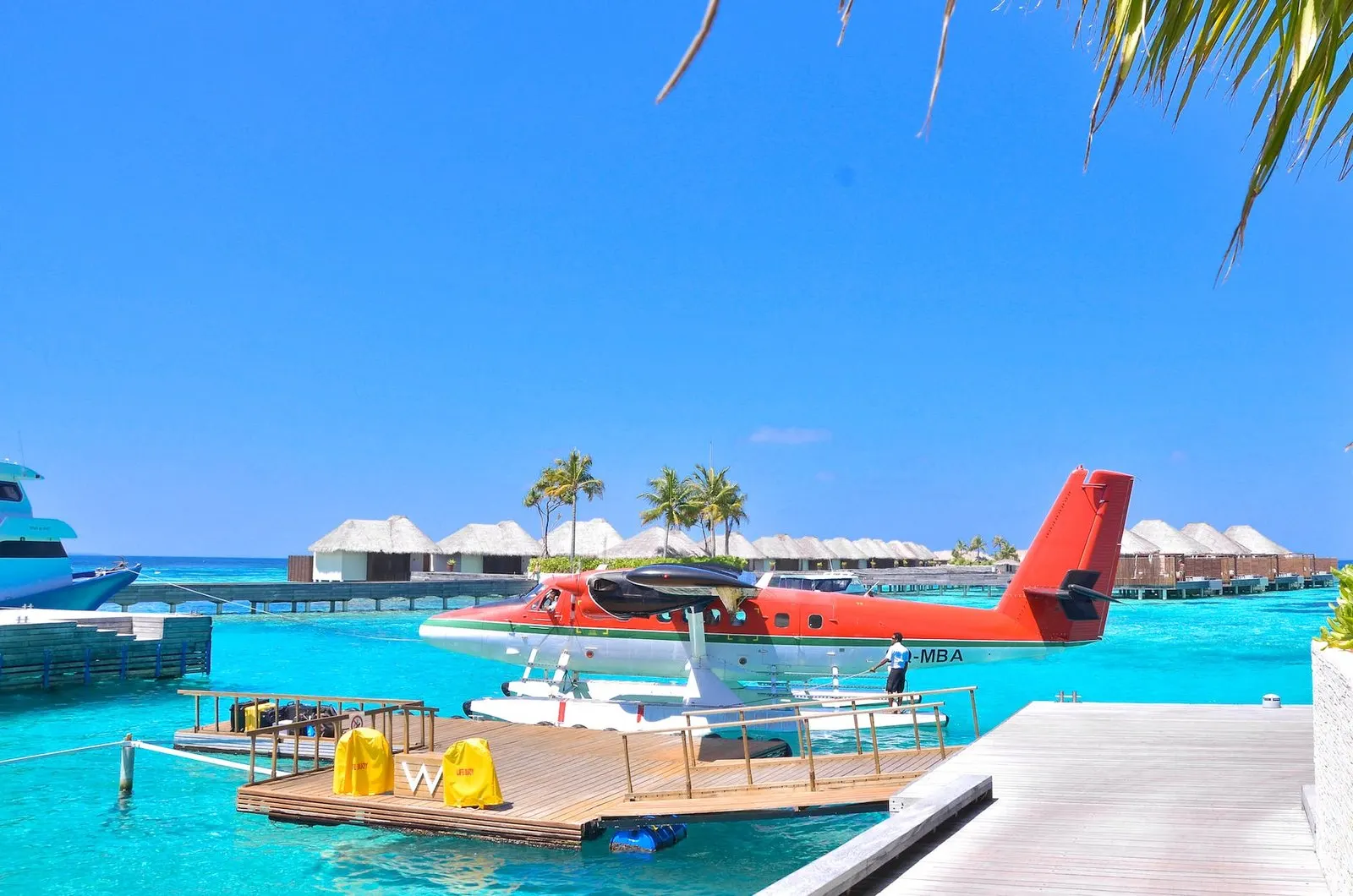 Hydravion blanc et rouge sur l’eau