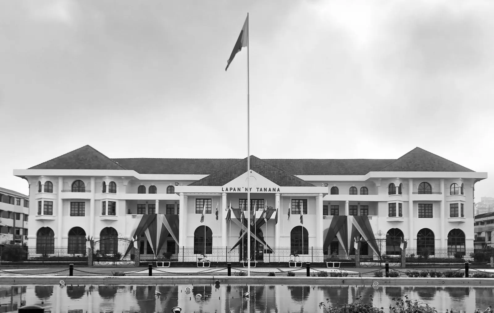 Bâtiment au bord de l’eau, en noir et blanc